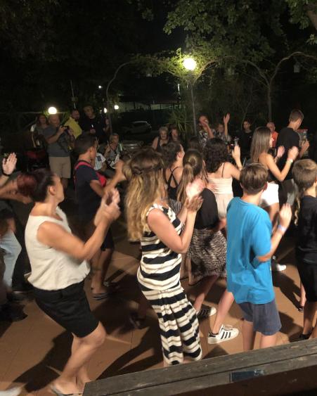 Menschen tanzen und haben abends im Freien Spaß.